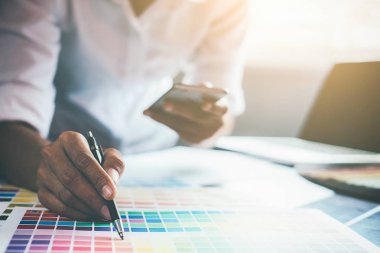 Mimar Mühendis Tasarımı Planlama Konsepti üzerinde çalışıyor. İnşaat Konsepti