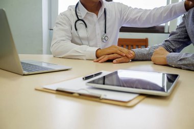 dikkatle dinliyor bir erkek hasta hasta belirtiler açıklayan veya onlar evrak tartışmak birlikte bir Danışma süreci gibi bir soru soran doktor