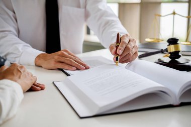 Adalet ve hukuk kavramı. Hukuk Müşaviri tokmak ve yasal hukuk veya yasal ile imzalanmış bir sözleşme istemciye sunar arka planda hukuk firmasında takım toplantısı