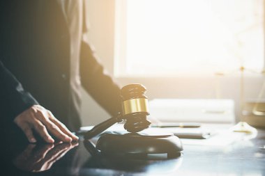 Adalet ve hukuk kavramı. Hukuk Müşaviri tokmak ve yasal hukuk veya yasal ile imzalanmış bir sözleşme istemciye sunar arka planda hukuk firmasında takım toplantısı