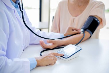 dikkatle dinliyor bir erkek hasta hasta belirtiler açıklayan veya onlar evrak tartışmak birlikte bir Danışma süreci gibi bir soru soran doktor