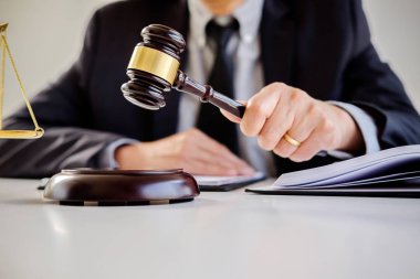 Yargıç Gavin ve Adalet Avukatları 'nın arka plandaki hukuk firmasında takım toplantısı var. Hukuk kavramları.