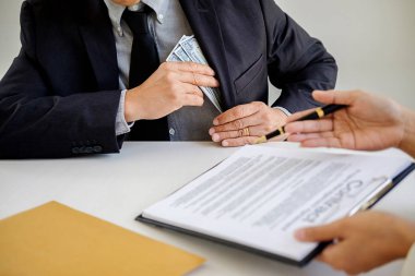 Anlaşmaya Emlak sözleşme anlaşma yaparken para veren işadamı ve finansal kurumsal. Rüşvet ve yolsuzluk kavramı