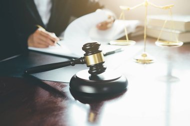 Adalet ve hukuk kavramı. Hukuk Müşaviri tokmak ve yasal hukuk veya yasal ile imzalanmış bir sözleşme istemciye sunar arka planda hukuk firmasında takım toplantısı