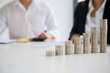 Paralar finans ve bankacılık anlayışı ile iş erkek ve kadın için satır. Uluslararası Finansal danışmanlık bir metafor.