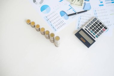 Paralar finans ve bankacılık anlayışı ile iş erkek ve kadın için satır. Uluslararası Finansal danışmanlık bir metafor.