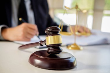 Yargıç Gavin ve Adalet Avukatları 'nın arka plandaki hukuk firmasında takım toplantısı var. Hukuk kavramları.