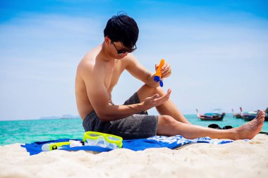 Mutlu bir adam sahilde dalış dişli ile zevk rahatlatıcı. Yaz plaj tatil. 