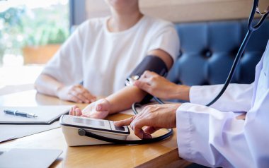 dikkatle dinliyor bir erkek hasta hasta belirtiler açıklayan veya onlar evrak tartışmak birlikte bir Danışma süreci gibi bir soru soran doktor