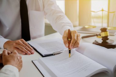 Adalet ve hukuk kavramı. Hukuk Müşaviri tokmak ve yasal hukuk veya yasal ile imzalanmış bir sözleşme istemciye sunar arka planda hukuk firmasında takım toplantısı