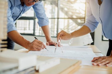 Mimar Mühendis Tasarımı Planlama Konsepti üzerinde çalışıyor. İnşaat Konsepti