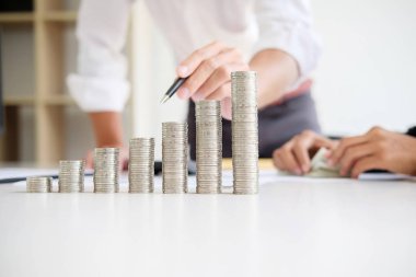 Paralar finans ve bankacılık anlayışı ile iş erkek ve kadın için satır. Uluslararası Finansal danışmanlık bir metafor.