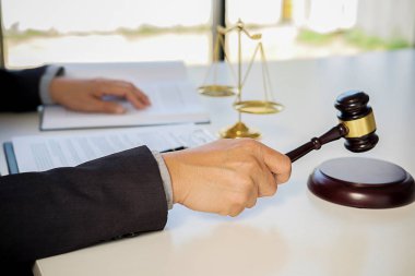 Yargıç Gavin ve Adalet Avukatları 'nın arka plandaki hukuk firmasında takım toplantısı var. Hukuk kavramları.