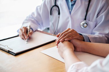 dikkatle dinliyor bir erkek hasta hasta belirtiler açıklayan veya onlar evrak tartışmak birlikte bir Danışma süreci gibi bir soru soran doktor