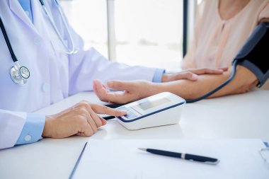 dikkatle dinliyor bir erkek hasta hasta belirtiler açıklayan veya onlar evrak tartışmak birlikte bir Danışma süreci gibi bir soru soran doktor
