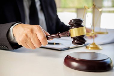 Yargıç Gavin ve Adalet Avukatları 'nın arka plandaki hukuk firmasında takım toplantısı var. Hukuk kavramları.