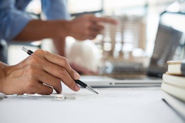 Mimar Mühendis Tasarımı Planlama Konsepti üzerinde çalışıyor. İnşaat Konsepti