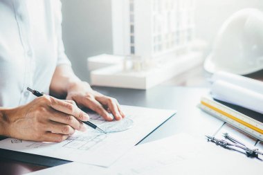 Mimar Mühendis Tasarımı Planlama Konsepti üzerinde çalışıyor. İnşaat Konsepti