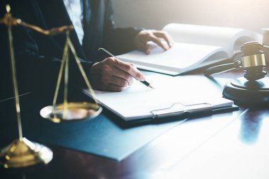 Adalet ve hukuk kavramı. Hukuk Müşaviri tokmak ve yasal hukuk veya yasal ile imzalanmış bir sözleşme istemciye sunar arka planda hukuk firmasında takım toplantısı