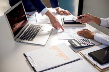 Ortaklar başlatmak için yeni strateji geliştirme fikirleri tartışmak rahat giysiler içinde çalışıyoruz.