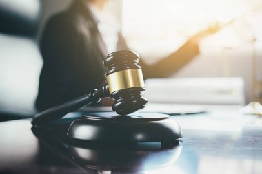 Adalet ve hukuk kavramı. Hukuk Müşaviri tokmak ve yasal hukuk veya yasal ile imzalanmış bir sözleşme istemciye sunar arka planda hukuk firmasında takım toplantısı