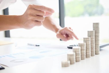 Finans ve bankacılık anlayışı ile iş adamı ve para madeni para koyarak woman.hand Coin satırlarının büyüyen iş yığını