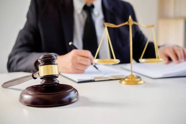 Yargıç Gavin ve Adalet Avukatları 'nın arka plandaki hukuk firmasında takım toplantısı var. Hukuk kavramları.