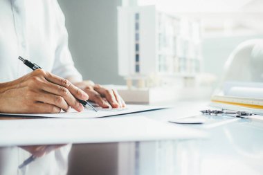 Mimar Mühendis Tasarımı Planlama Konsepti üzerinde çalışıyor. İnşaat Konsepti