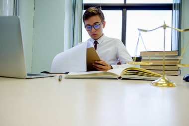 Yargıç Gavin ve Adalet Avukatları 'nın arka plandaki hukuk firmasında takım toplantısı var. Hukuk kavramları.