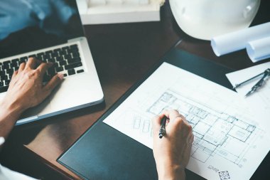 Mimar Mühendis Tasarımı Planlama Konsepti üzerinde çalışıyor. İnşaat Konsepti