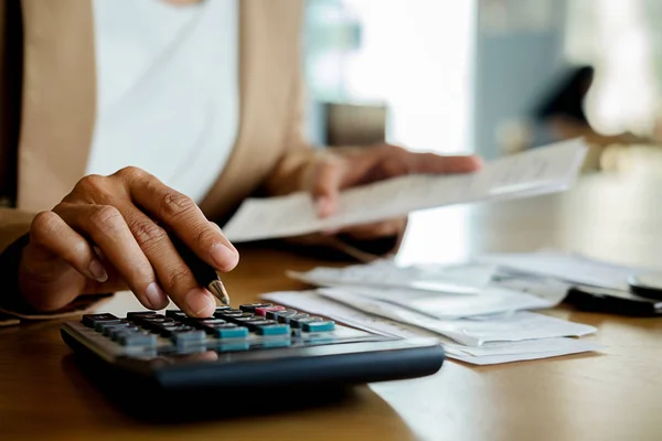 Mujer Con Cuentas Calculadora Mujer Usando Calculadora Para Calcular Cuentas — Foto de Stock