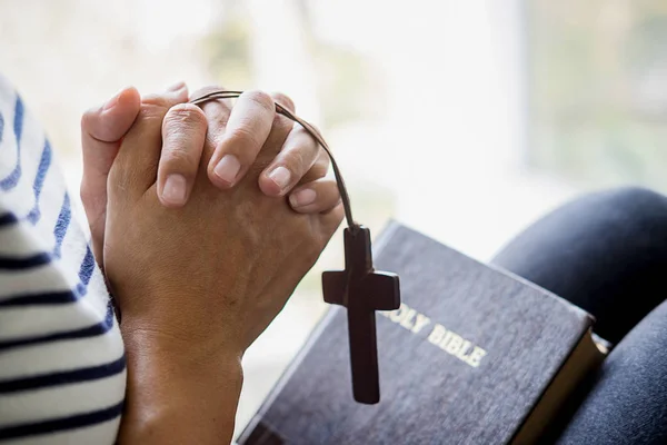 Mujer Cristiana Rezando Sagrada Biblia Las Manos Dobladas Oración Una — Foto de Stock