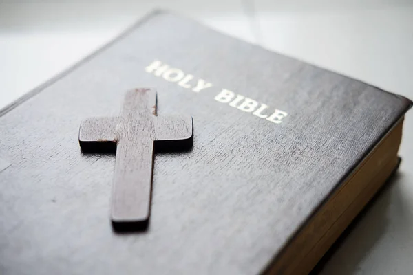 Heilige Bibel Und Holzkreuz Auf Dem Kleinen Alten Holztisch — Stockfoto