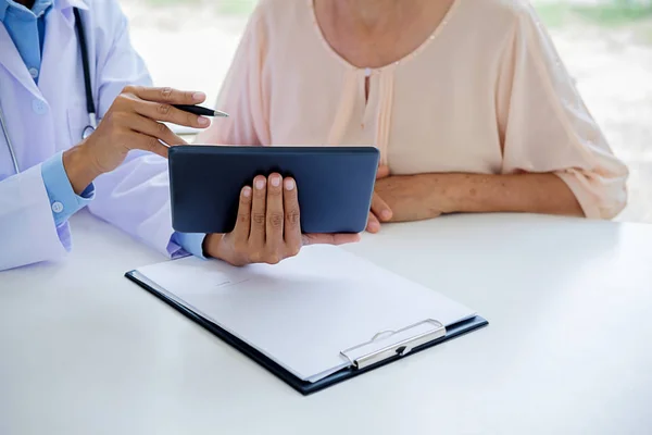 Patient Hört Aufmerksam Wie Ein Männlicher Arzt Die Symptome Des — Stockfoto