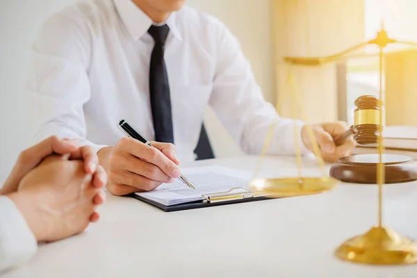 Gerechtigkeits Und Rechtskonzept Rechtsberater Präsentiert Dem Mandanten Einen Unterschriebenen Vertrag — Stockfoto