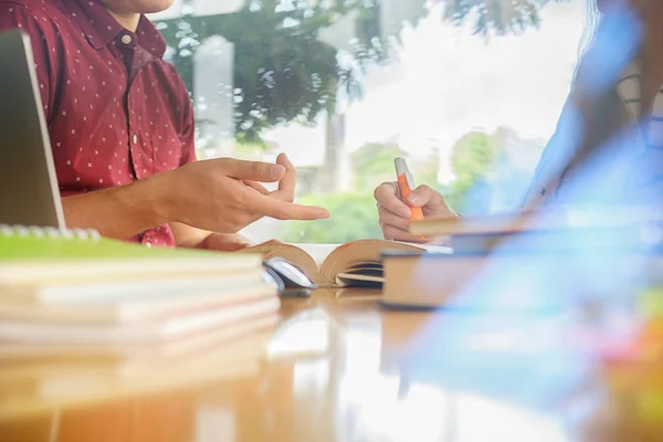 Onderwijs Concept Studenten Studeren Brainstormen Campus Concept Close Van Studenten — Stockfoto