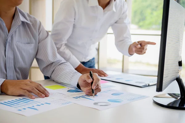 Bedrijfsadviseur Die Financiële Cijfers Analyseert Die Het Verloop Van Interne — Stockfoto