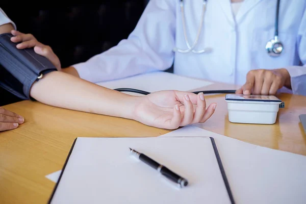 Patient Hört Aufmerksam Wie Ein Männlicher Arzt Die Symptome Des — Stockfoto