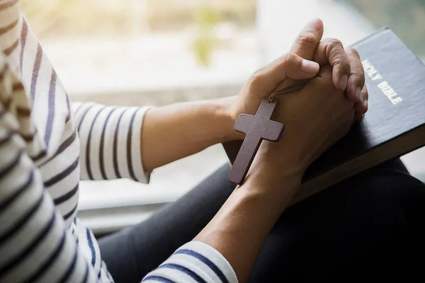 Mulher Cristã Rezando Bíblia Sagrada Mãos Dobradas Oração Uma Bíblia — Fotografia de Stock