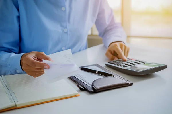 Vrouw Met Facturen Rekenmachine Vrouw Met Behulp Van Calculator Voor — Stockfoto