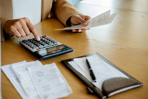 Vrouw Met Facturen Rekenmachine Vrouw Met Behulp Van Calculator Voor — Stockfoto