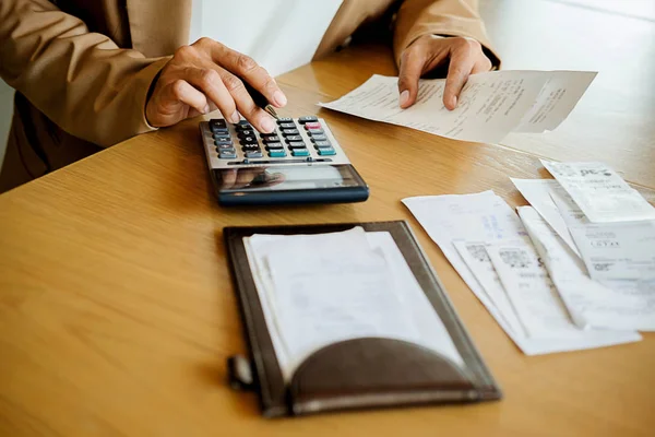 Vrouw Met Facturen Rekenmachine Vrouw Met Behulp Van Calculator Voor — Stockfoto