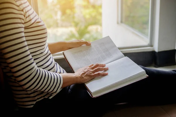 Mujer Está Leyendo Rezando Sobre Biblia — Foto de Stock