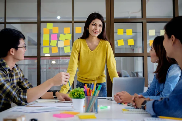 Start Partner Stanno Lavorando Abiti Casual Discutendo Idee Una Nuova — Foto Stock