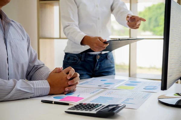 Bedrijfsadviseur Die Financiële Cijfers Analyseert Die Het Verloop Van Interne — Stockfoto