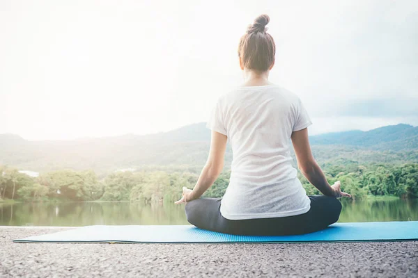 Concetto Yoga Giovane Donna Medita Durante Pratica Dello Yoga Nel — Foto Stock