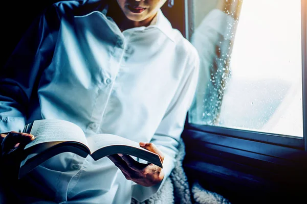 Reading Book Beautiful Female Sitting Bed Reading Book Her Hands — Stock Photo, Image