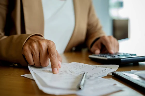 Vrouw Met Facturen Rekenmachine Vrouw Met Behulp Van Calculator Voor — Stockfoto