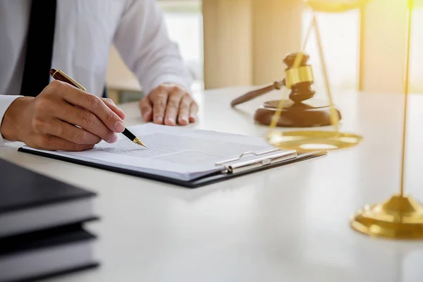 Justitie Wetgeving Concept Juridisch Adviseur Presenteert Aan Client Een Ondertekend — Stockfoto