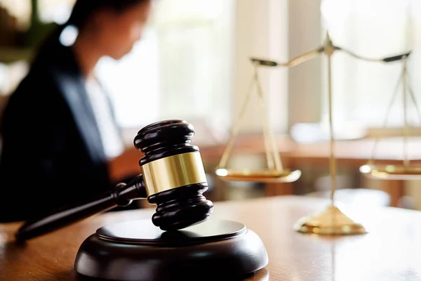 Суддя Дав Юристам Правосуддя Збори Юридичній Фірмі Задньому Плані Концепції — стокове фото